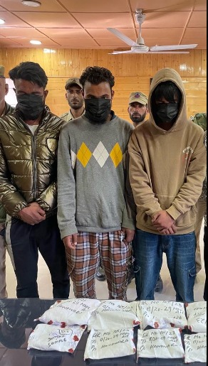 'Handwara Police arrests four peddlers with 338 gm of charas'